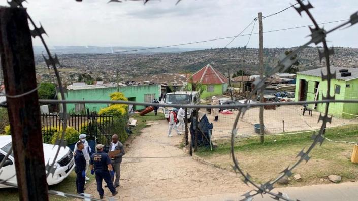 Das Äußere des Gehöfts mit Polizei und medizinischen Beamten außerhalb von Pietermaritzburg, Südafrika, 21. April 2023.