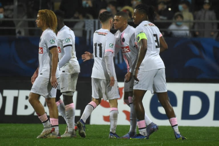 Le PSG, porté par Kylian Mbappé (2e à droite) a fait le job contre Vannes en Coupe de France au stade de La Rabine, le 3 janvier 2022 (AFP/Sebastien SALOM-GOMIS)