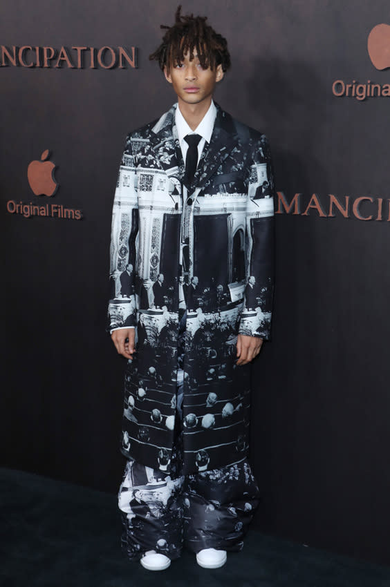 Jaden Smith con un original traje de estampado vintage