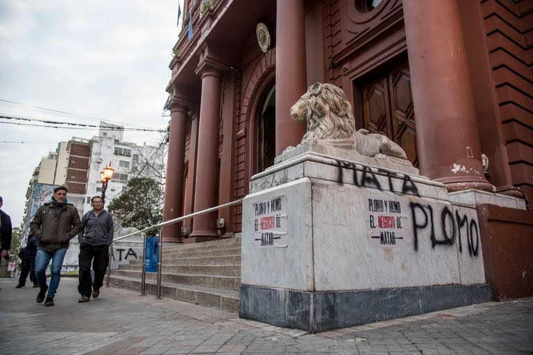 Pintadas en la municipalidad y varios puntos de la ciudad de Rosario en contra de los homicidios y la quema de pastizales