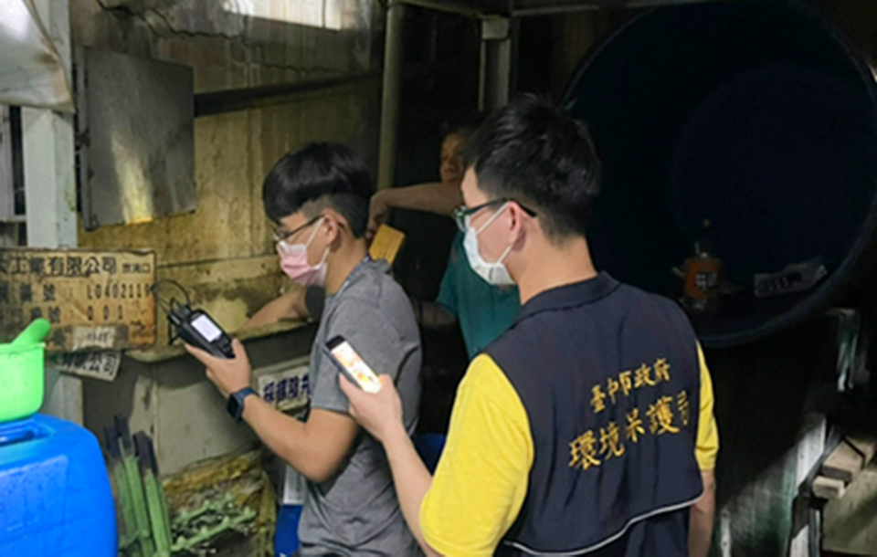 環保局布設「水盒子」移動式水質感測器，二十四小時全天候、線上監控河川水質，稽查人員進廠稽查辦案。（記者陳金龍翻攝）