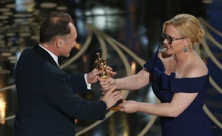 Patricia Arquette presents Britain's Mark Rylance (L) with the Oscar for Best Supporting Actor for the movie "Bridge of Spies" at the 88th Academy Awards in Hollywood, California February 28, 2016. REUTERS/Mario Anzuoni