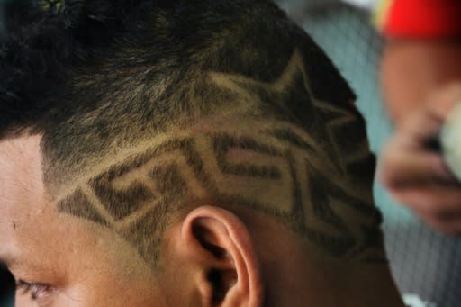 Cortes estridentes de futbolistas, la moda en barberías callejeras de Panamá