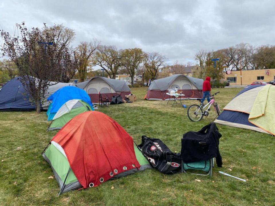 Regina city council is set to discuss provincial funding to move forward with the Rapid Housing Initiative program. A city councillor also plans to bring up the future of the camp erected in Pepsi Park. (Raphaële Frigon/Radio-Canada - image credit)
