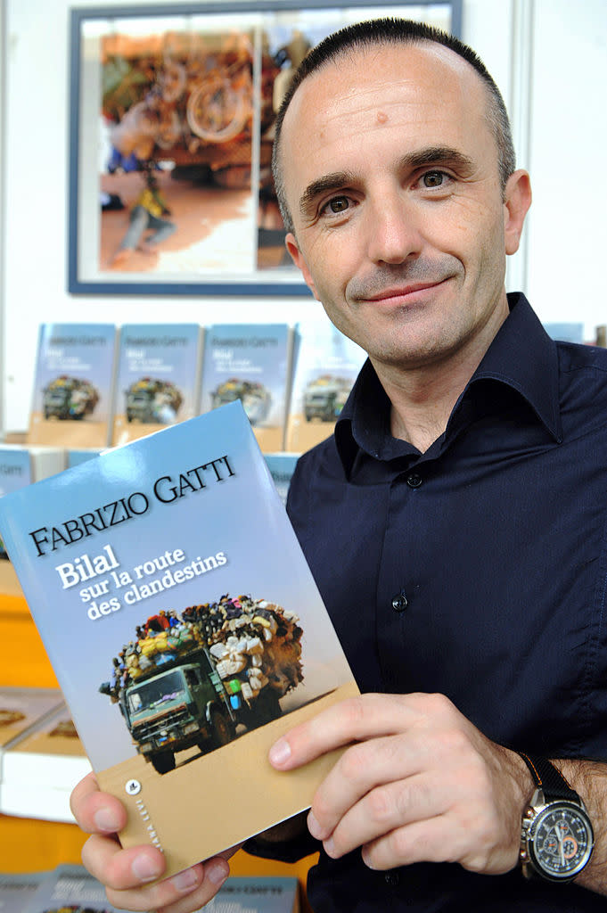 Der italienische Reporter Fabrizio Gatti und sein Buch "Bilal" (Bild: Getty Images)