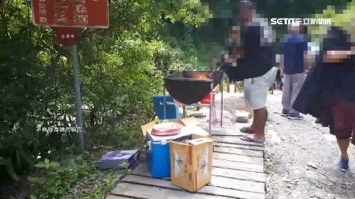 有民眾大喇喇的在茂林谷步道上烤肉。