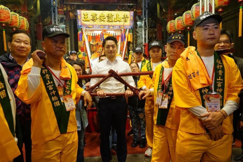 台北市長蔣萬安在青山王遶境首日擔任扶轎官。（圖／台北市政府提供）