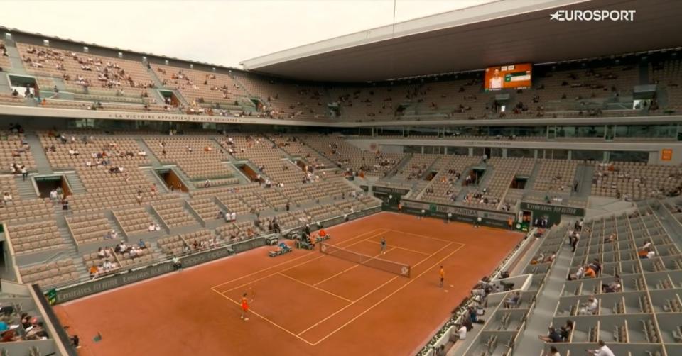 Así estaba la pista Philippe Chatrier durante el partido entre Ons Jabeur y Magda Linette de la primera ronda de Roland Garros. (Foto: Eurosport).