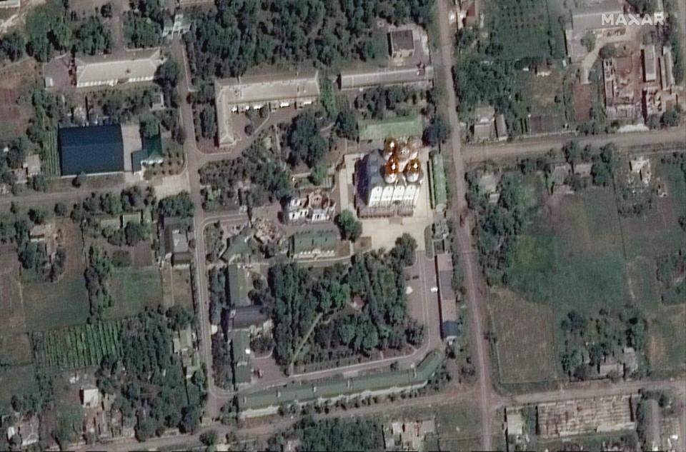 La imagen muestra el monasterio Svyato-Uspensky Mykolo-Vasilyivsky en Mykilske, Ucrania, el verano pasado el 20 de junio de 2022 antes del bombardeo (Maxar)