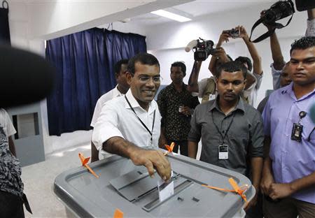 Maldivian presidential candidate Mohamed Nasheed, who was ousted as president in 2012, smiles as he casts his vote during the presidential elections in Male September 7, 2013. REUTERS/Dinuka Liyanawatte