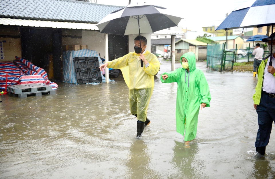 立法院副院長蔡其昌一早到清水、梧棲、沙鹿等多處淹水點，了解淹水情形。（記者陳金龍攝）