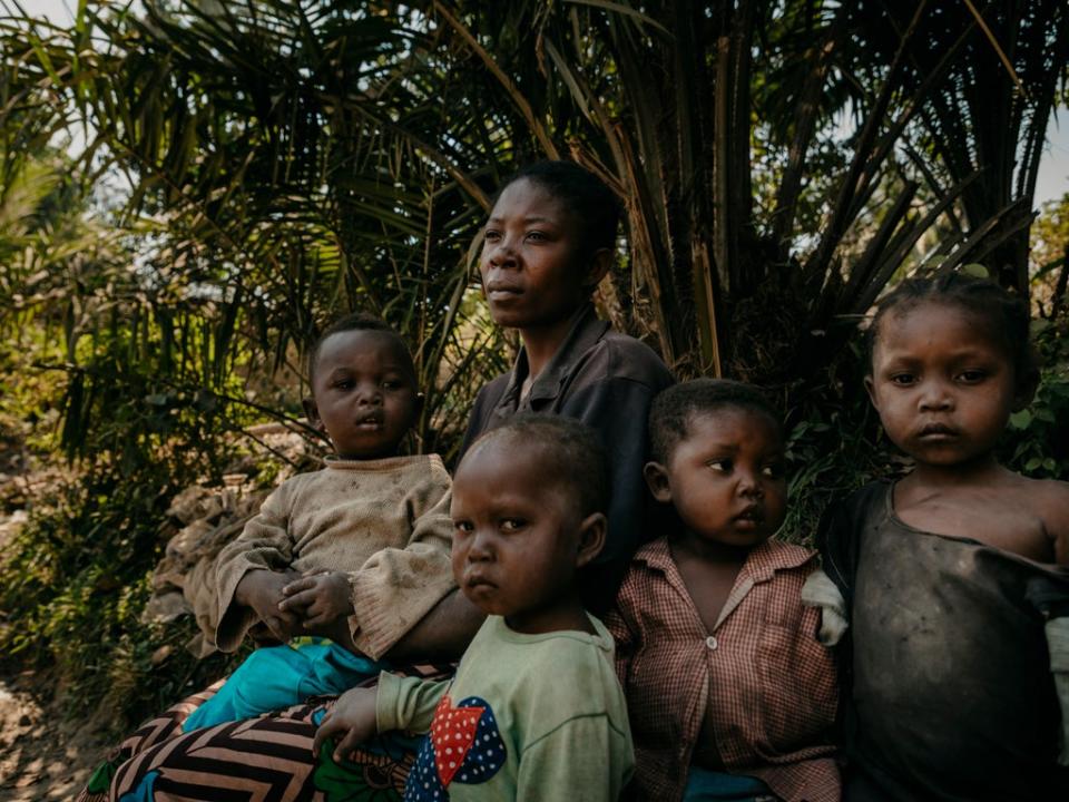 Marie*, 36, poses for a portrait with her children Freddy*, 1, Joseph*, 2, Claris*, 3, and Micheline*, 4, in Lomami province (© Hugh Kinsella Cunningham / Save the Children)