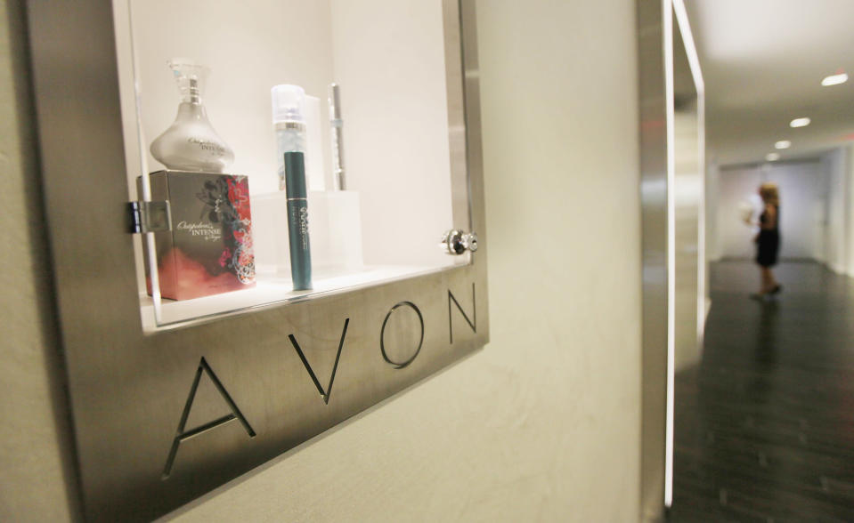 El fundador de Avon, David H. McConnell, se dedicaba a vender libros puerta a puerta, pero para atraer a la clientela femenina les regalaba pequeños perfumes. En poco tiempo, McConnell se había convertido más popular por sus perfumes que por sus libros, por lo que cambió su enfoque y fundó la California Perfume Company, que más tarde se convirtió en Avon.