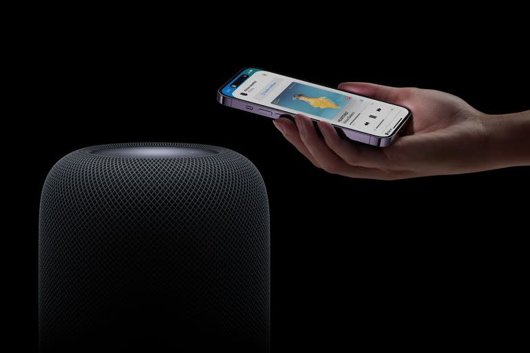 Apple anunció un HomePod de 2da generación; el parlante conectado ahora reconoce seis voces para interactuar con Siri, identifica alarmas que suenan en el hogar, e incluye un termómetro y un higrómetro para interactuar con Matter, el estándar abierto de domótica
