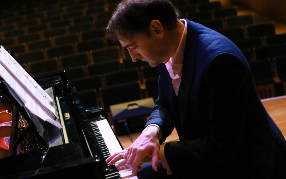'I was put off by seeing too many long Germanic pieces': Alistair McGowan - Amy T. Zielinski/Redferns