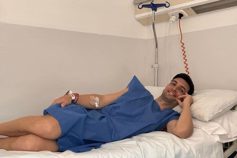 Javier el mes pasado, en una clínica de Madrid cuando buscó en el quirófano la solución definitiva para su cadera izquierda; 