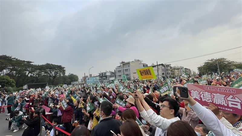 賴清德屏東造勢，鄉親點手機星海（圖／記者高逸帆攝影）