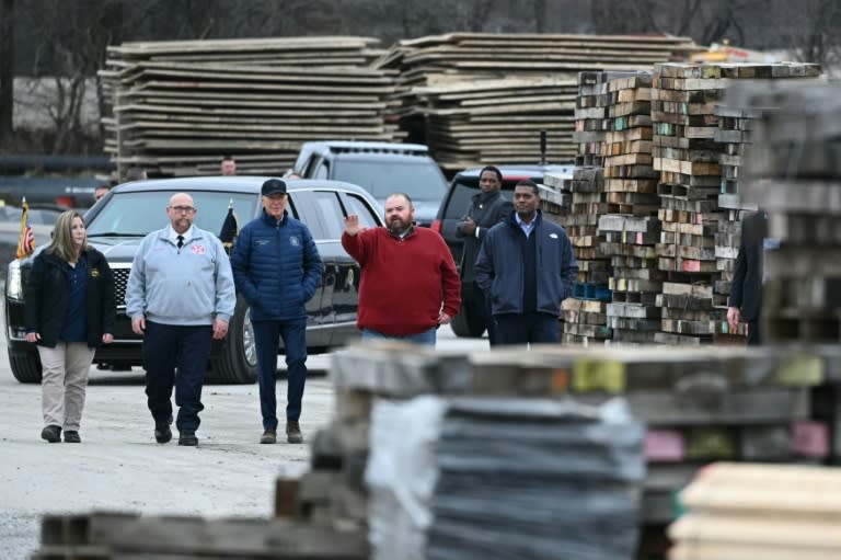 El presidente de Estados Unidos, Joe Biden, visitó el lugar del descarrilaiento en East Palestine, Ohio, durante el primer aniversario, en febrero de 2024. (Mandel NGAN)