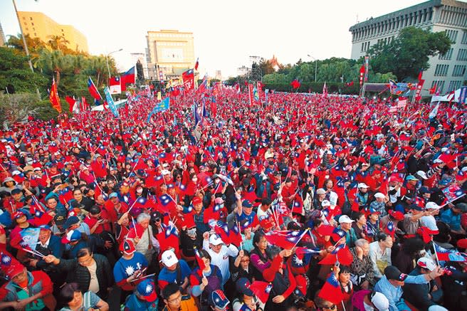 國民黨總統候選人韓國瑜9日在凱達格蘭大道舉辦「台灣安全，人民有錢」勝利晚會，聚集百萬庶民相挺。（鄭任南攝）