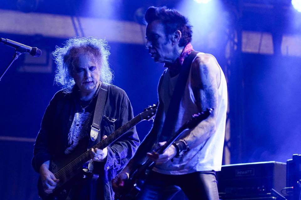 Robert Smith, centro, y Simon Gallup, derecha, de The Cure, durante su presentación en el festival Corona Capital en la Ciudad de México, el domingo 19 de noviembre de 2023. (Foto AP/Aurea Del Rosario)