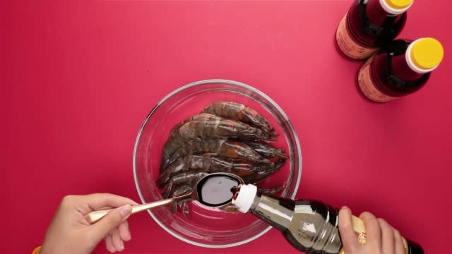 Seasoning prawns with KCT Light Soya Sauce Superior