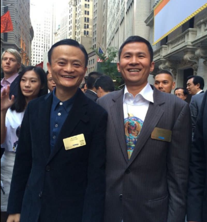 ▲錢峰雷(右)是持有香港身分證的浙江富商，亦是阿里巴巴創辦人馬雲(左)多年的好友。（圖／翻攝自香港 01 ）