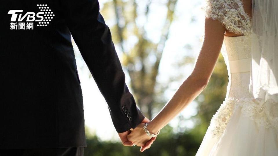 網友刷存摺看見結婚基金剩下17元。（示意圖／Shutterstock達志影像）