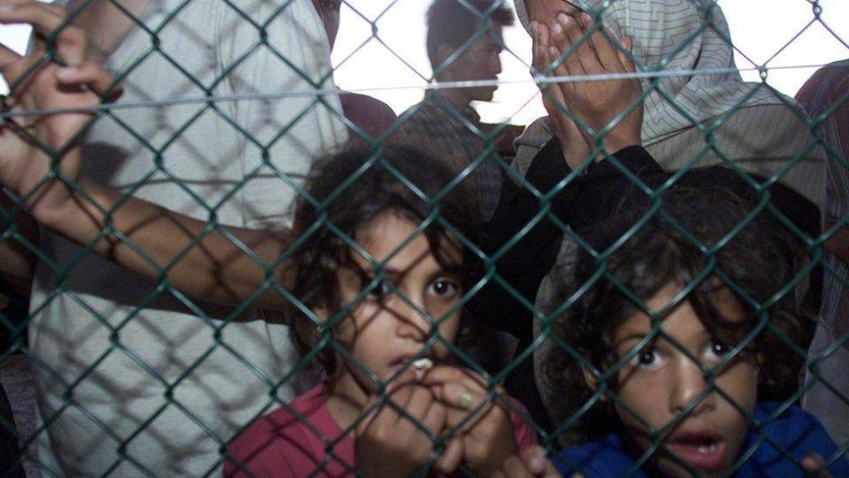Una niña en el centro de refugiados.