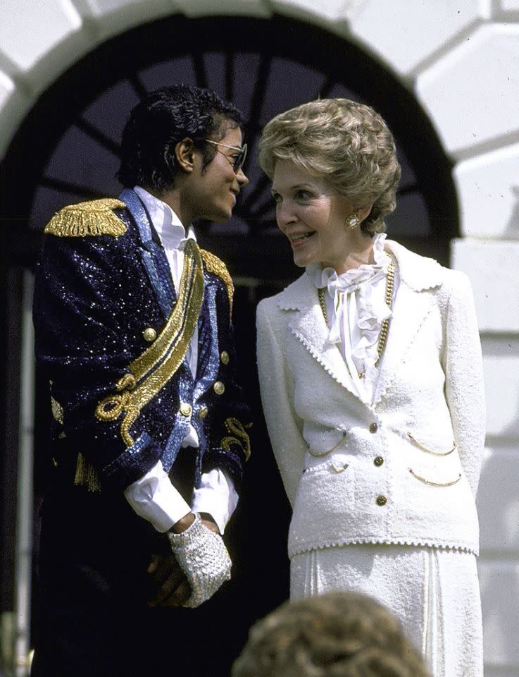 <p>La première dame Nancy Reagan était aussi élégante que Michael Jackson vêtue de sa tenue toute blanche qu'elle portait justement à la Maison-Blanche en 1984. <i>(Photo : Diana Walker/Time & Life Pictures/Getty Images)</i></p>