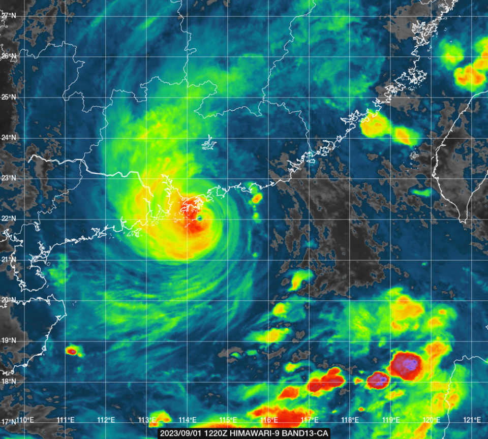 2023 年 9 月 1 日，香港時間下午 8 時 20 分，由向日葵九號（HIMAWARI-9）衛星攝錄的高色調雲圖。當時天文台剛發出十號信號，而蘇拉位處於本港東南 100 公里範圍內，但跟 6 個小時前比較，風眼明顯較之前縮小，反映蘇拉有所減弱。