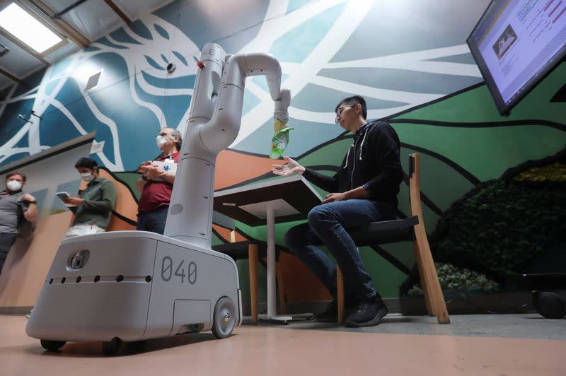 Un robot de Google lleva una bolsa de patatas fritas durante una demostración en Mountain View