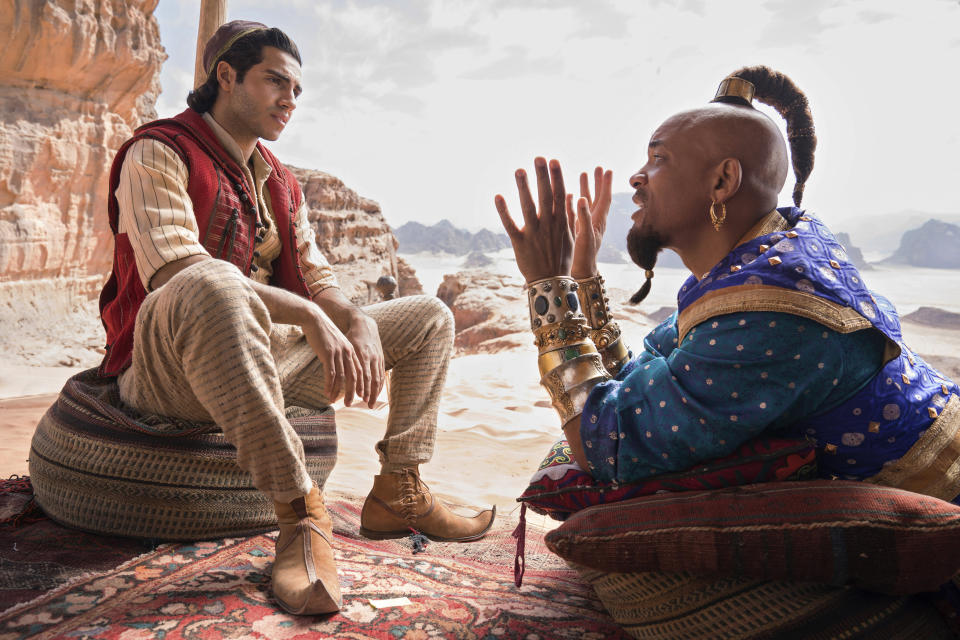 En esta imagen difundida por Disney, Mena Massoud como Aladdin, a la izquierda, y Will Smith como el Genio, en una escena de la nueva versión con actores del clásico animado de Disney de 1992 "Aladdin". (Daniel Smith/Disney vía AP)