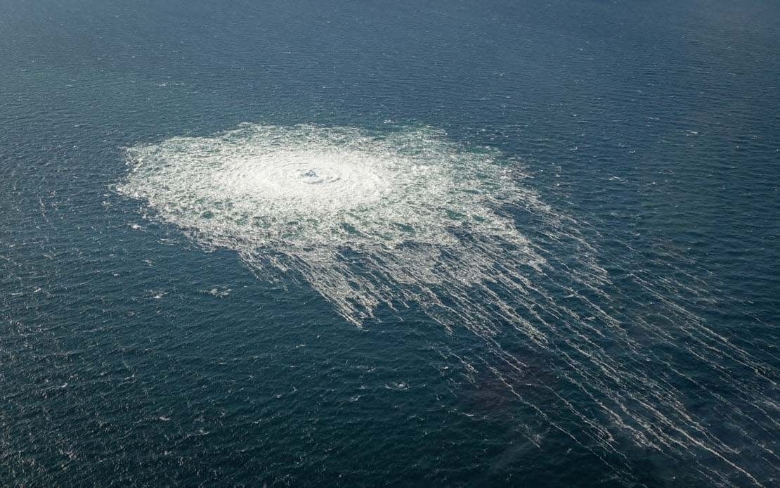 The gas leak at Nord Stream 2 seen from the Defense F-16 interceptor on Bornholm - Norwegian Defense Forces