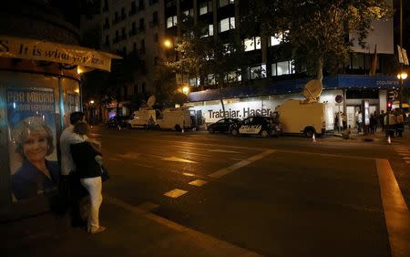 A couple stand outside the headquarters of Spanish ruling People's Party (PP) after the regional and municipal elections in Madrid, Spain, May 24, 2015. REUTERS/Juan Medina