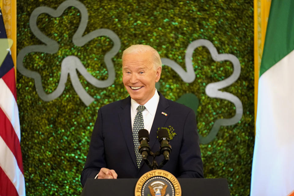 El presidente Joe Biden pronuncia un discurso durante un brunch por el Día de San Patricio con líderes católicos en el Salón Este de la Casa Blanca, el domingo 17 de marzo de 2024. (Foto AP/Stephanie Scarbrough)