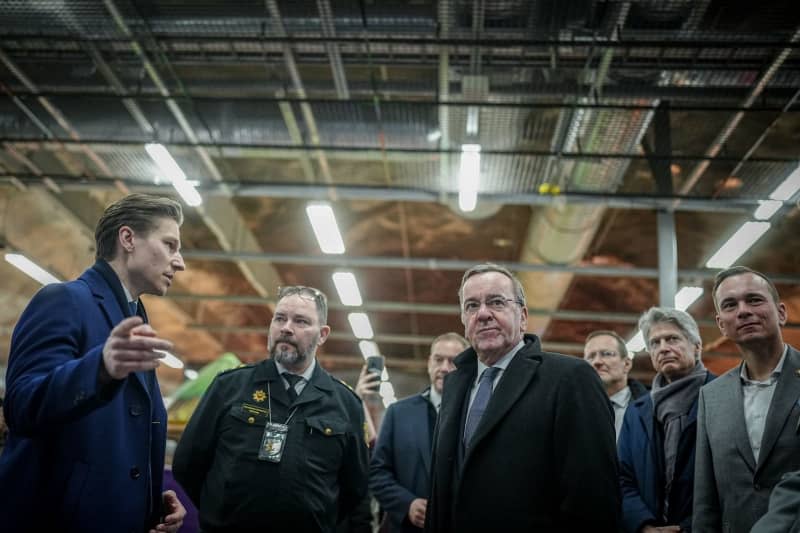 Boris Pistorius (3rd L), German Minister of Defence, and his Finnish counterpart Antti Hakkanen (L) visit a bunker in the Finnish capital. Kay Nietfeld/dpa