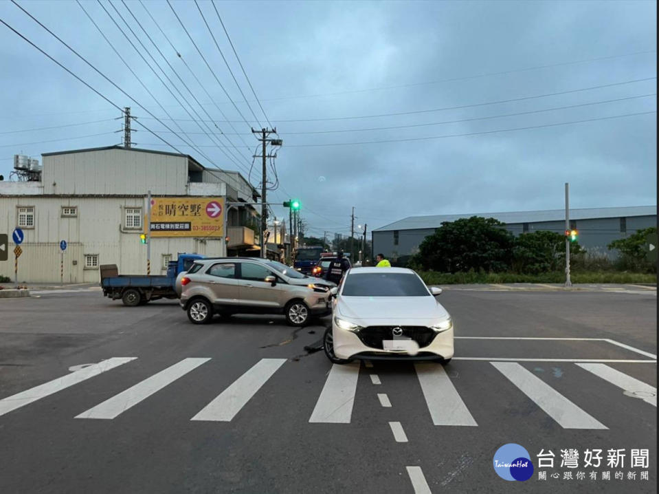 大園警迅速排除維持交通順暢。