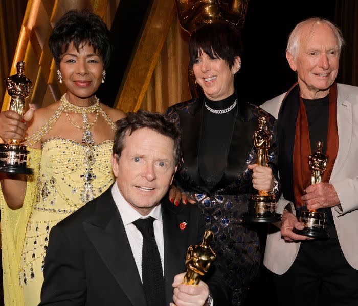 Euzhan Palcy, Diane Warren, Peter Weir y Michael J. Fox posan con el Oscar