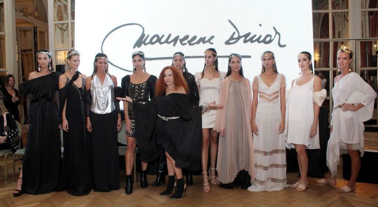 En noviembre de 2019, en el hotel Alvear, junto a sus modelos. Fue el cierre del desfile presentación de su colección DANSE2020