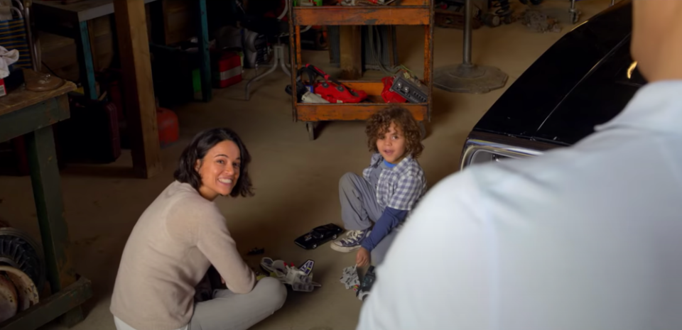 蜜雪兒羅莉葛茲開心和兒子小布萊恩玩耍。（圖／翻攝自YouTube）