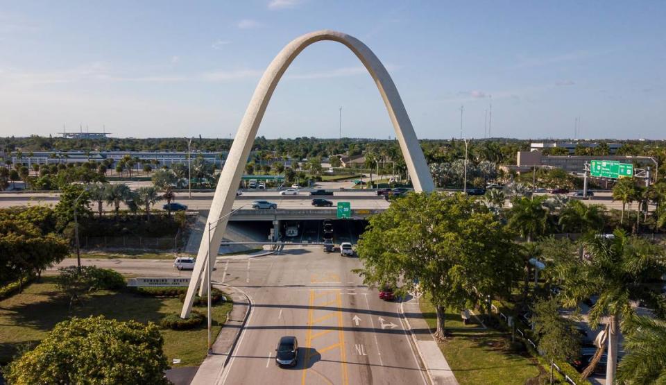 El Sunshine State Arch, que se ve desde la autopista 826, da la bienvenida a Miami Gardens, una de las ciudades que ofrece alquileres de viviendas a precios módicos, comparados con el resto del sur de la Florida, pero que experimentó el mayor aumento con relación al 2023, según nuevo informe de Zumper.