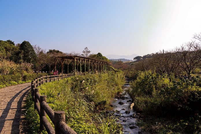 漫步三芝三生步道體會小橋流水農家。（新北市觀旅局提供）