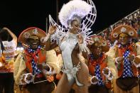 <p>Eine Tänzerin der Gremio Recreativo School of Samba Estacio de Sa zeigt in Rio de Janeiro, Brasilien, 24. Februar 2017, was sie kann. (Bild: Gilson Borba/NurBild via Getty Images) </p>