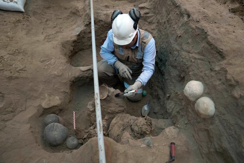 Die Mumien, die von Stadtarbeitern gefunden wurden. - Copyright: Martin Mejia / AP 