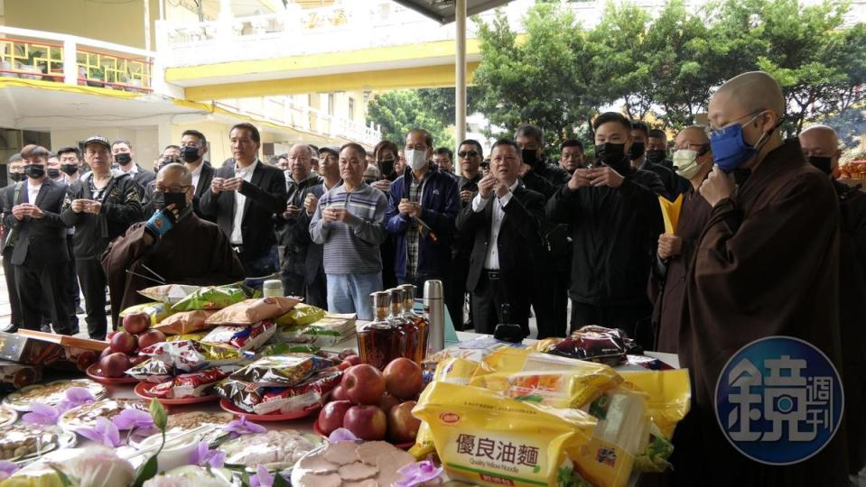 幫眾隨著法師焚香祝禱，祈求他們心中的 「劉哥」收到祝福。（讀者提供）