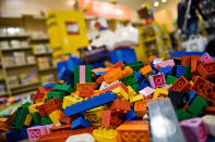 <p>Lego stellte zwar von Anfang an Spielzeug her, zunächst aber nur aus Holz. Als das Geschäft während der großen Depression den Bach runterging und kurz vor dem Bankrott stand, erfuhr der Gründer Ole Kirk von blockartigen, modularen Plastikspielsteinen einer britischen Firma. Diese begann er zu imitieren und zu verbessern und entwickelte so die Lego-Steine, wie wir sie heute kennen. (Foto: gettyimages) </p>