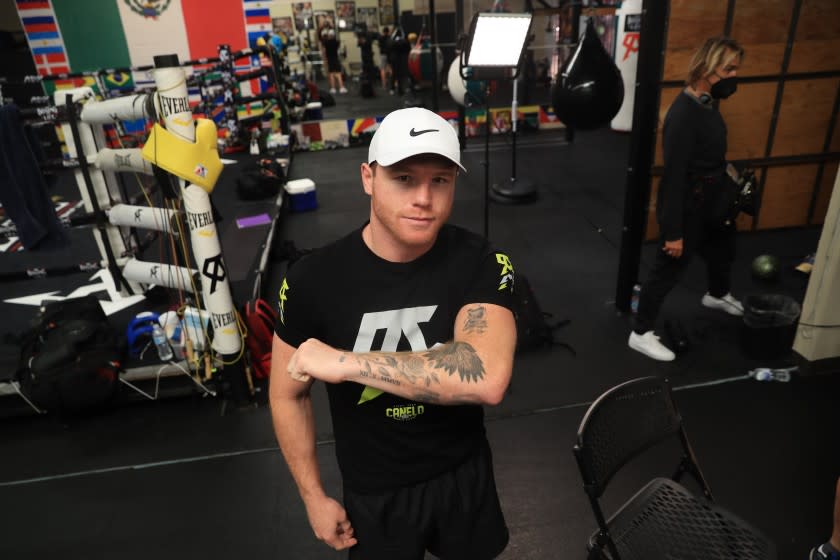 Canelo Álvarez enseña sus tatuajes durante una sesión de entrenamiento en San Diego.