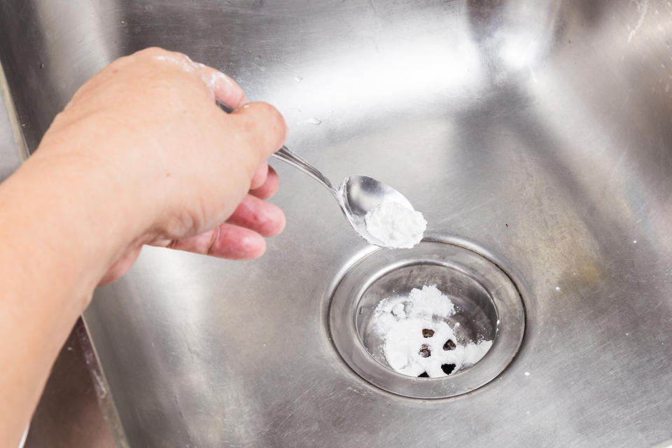 Wenn der Abfluss in Küche oder Bad ungute Gerüche ausströmt, können zwei bis vier Esslöffel Salz helfen. (Bild: Getty)