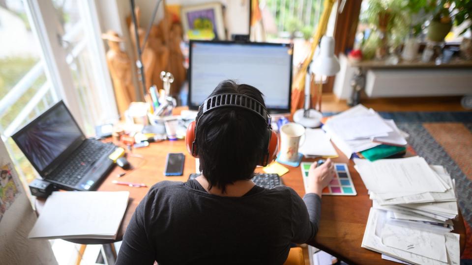 Eine Frau im Homeoffice. Deutschland verfügt im Vergleich zu anderen Ländern über gute Möglichkeiten zum mobilen Arbeiten.