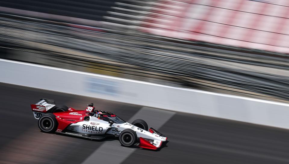 El piloto de Rahal Letterman Lanigan Racing, Christian Lundgaard (30), cruza el patio de ladrillos durante el inicio del Gran Premio de Gallagher el sábado 30 de julio de 2022 en Indianapolis Motor Speedway en Indianápolis. 